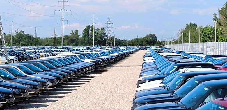 ВАЗ останавливает конвейер, продажи обрушились, поля с непроданными Лада. Искру можно не ждать в ближайшие месяцы