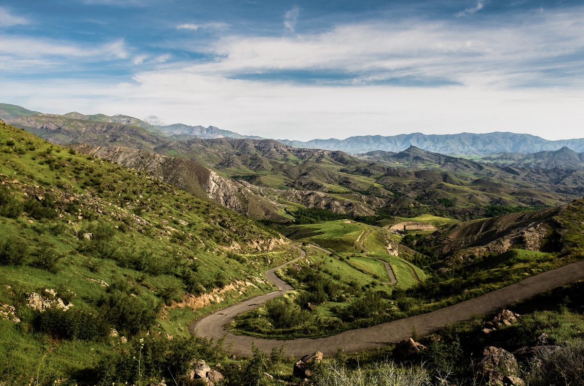Характерный пейзаж для Восточного Азербайджана.