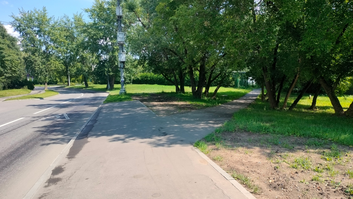 Тротуар, и дорожка которая ведёт к лестнице