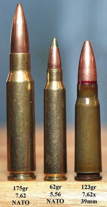 Слева направо: патрон 7,62х51 мм, патрон 5,56х45 мм, патрон 7,62х39 мм.