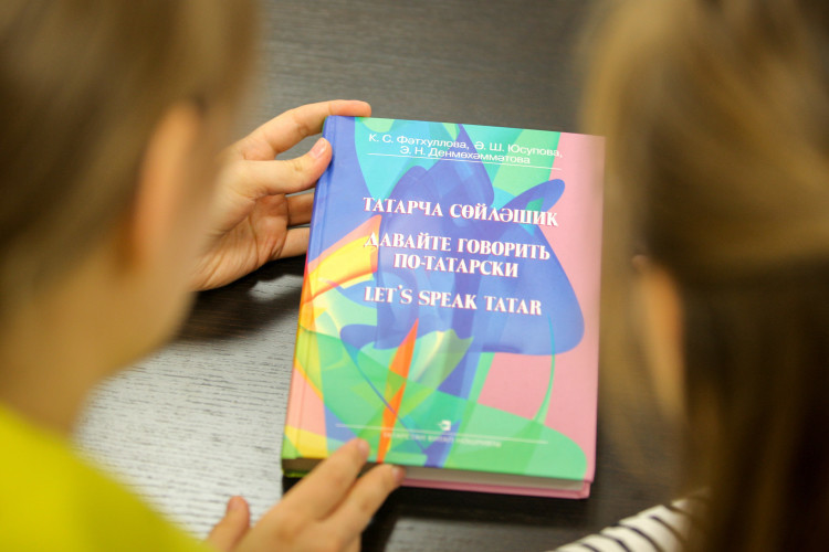 «Когда-то, при переходе на латиницу, а затем на кириллицу за нас уже решили. И решили, прямо скажем, не в пользу татарского языка. Сейчас иностранцу, желающему изучить татарский, параллельно нужно изучать и нюансы русской грамматики, иначе никак»
Фото: «БИЗНЕС Online»