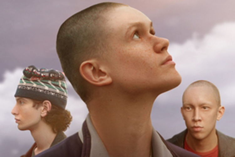    «Путешествие на Солнце и обратно» — это экранизация книги Романа Михайлова «Дождись лета и посмотри, что будет». Сериал практически полностью повторяет литературный сюжет, перенося события на экран и оживляя персонажей.   
Фото: Frut TaymSTART. ru.kinorium.com, Добросовестное использование, ru.wikipedia.org