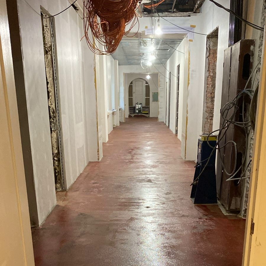 Загрунтованная стяжка...