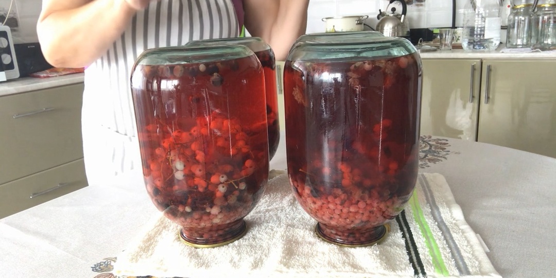 Компот на зиму Ассорти. Три сорта смородины: красная, черная и белая.
