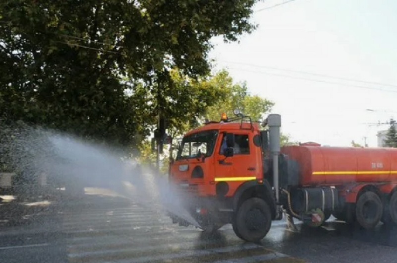 Город убирают по регламенту в любую погоду. Фото: из открытых источников