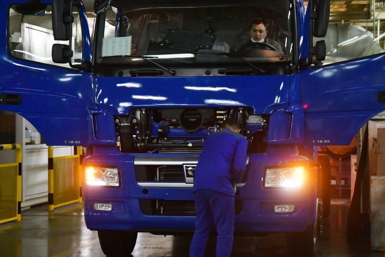    «КАМАЗ объявил о переходе на четырехдневную неделю с 1 августа на фоне обвала рынка грузовиков примерно на 60 процентов в первом полугодии, собственные продажи предприятия упали почти на 30 процентов (без учета госзаказов)».   
Фото: «БИЗНЕС Online»