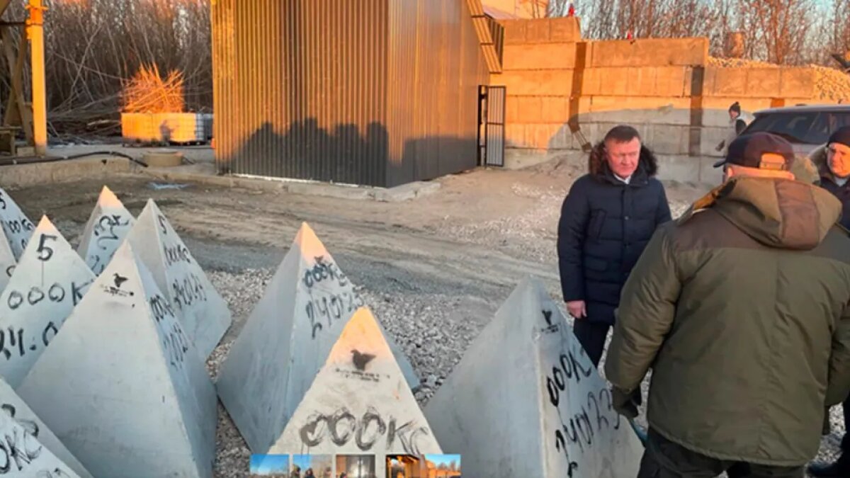    Старовойт с инспекцией на строительстве фортификаций. Скрин ТГ-канала t.me/gubernator_46