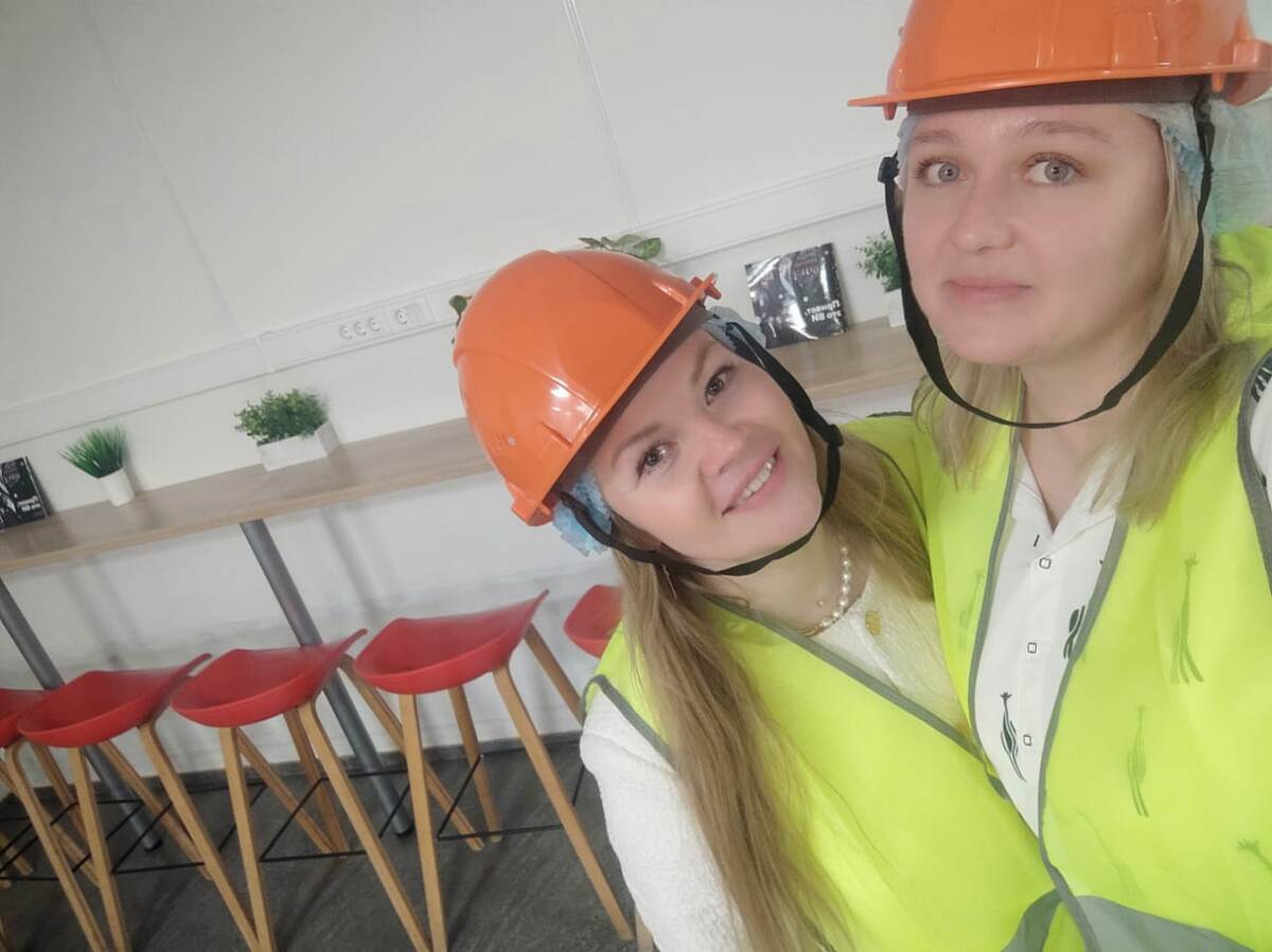 p.s. а на фото мы с моей коллегой Юлей в гостях на складе Все инструменты.
