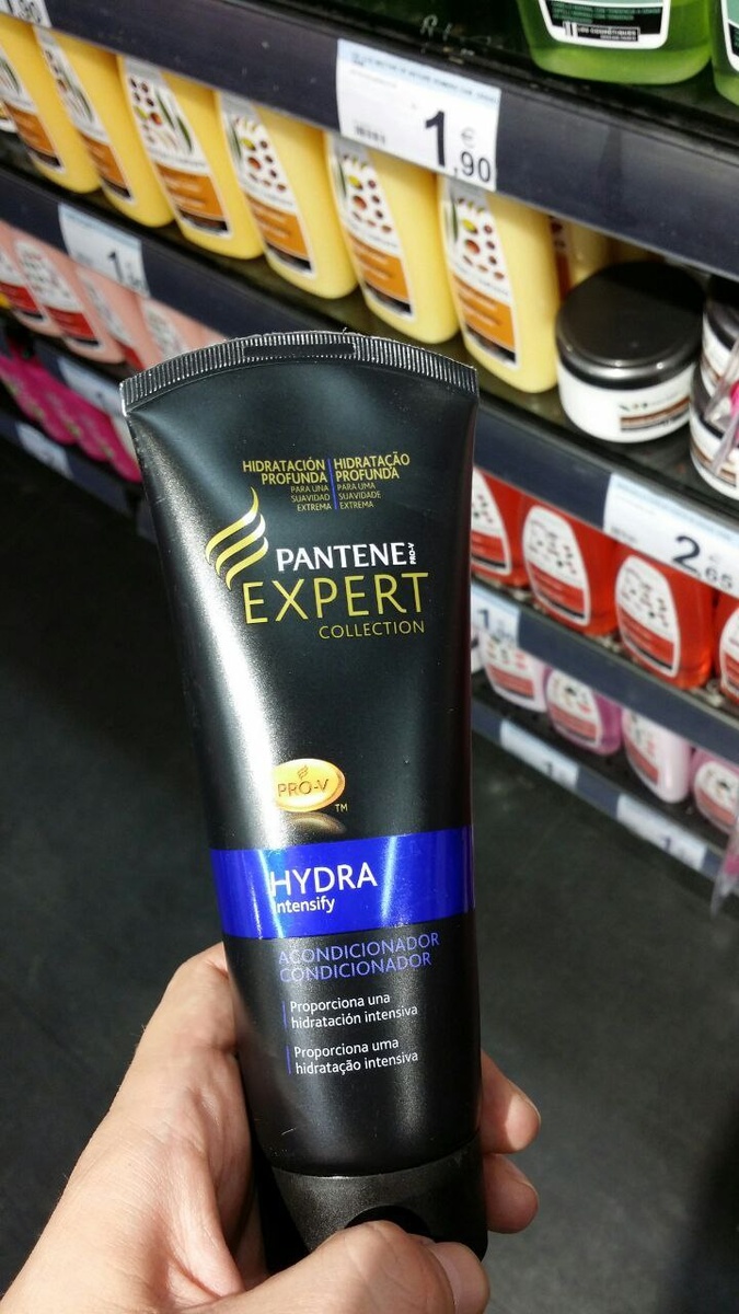 У меня даже сохранилась та фотография, где он выбирал шампунь к моему приезду