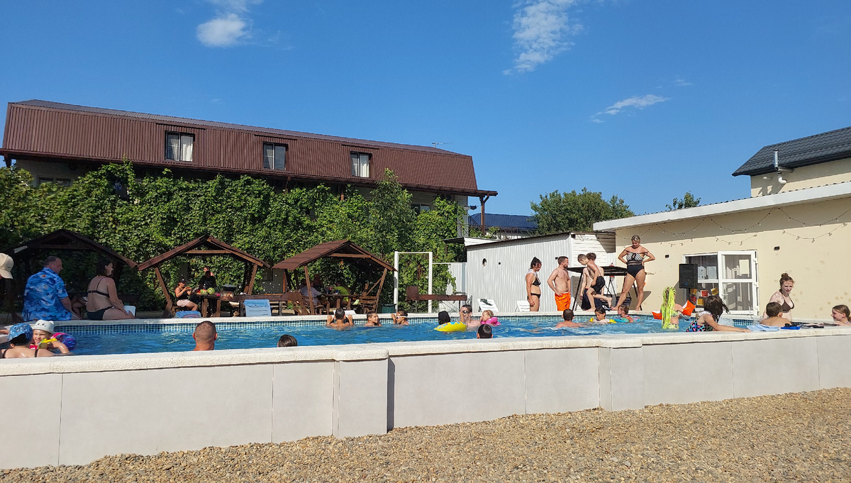 Бассейн в отеле "Черепаха", Кучугуры