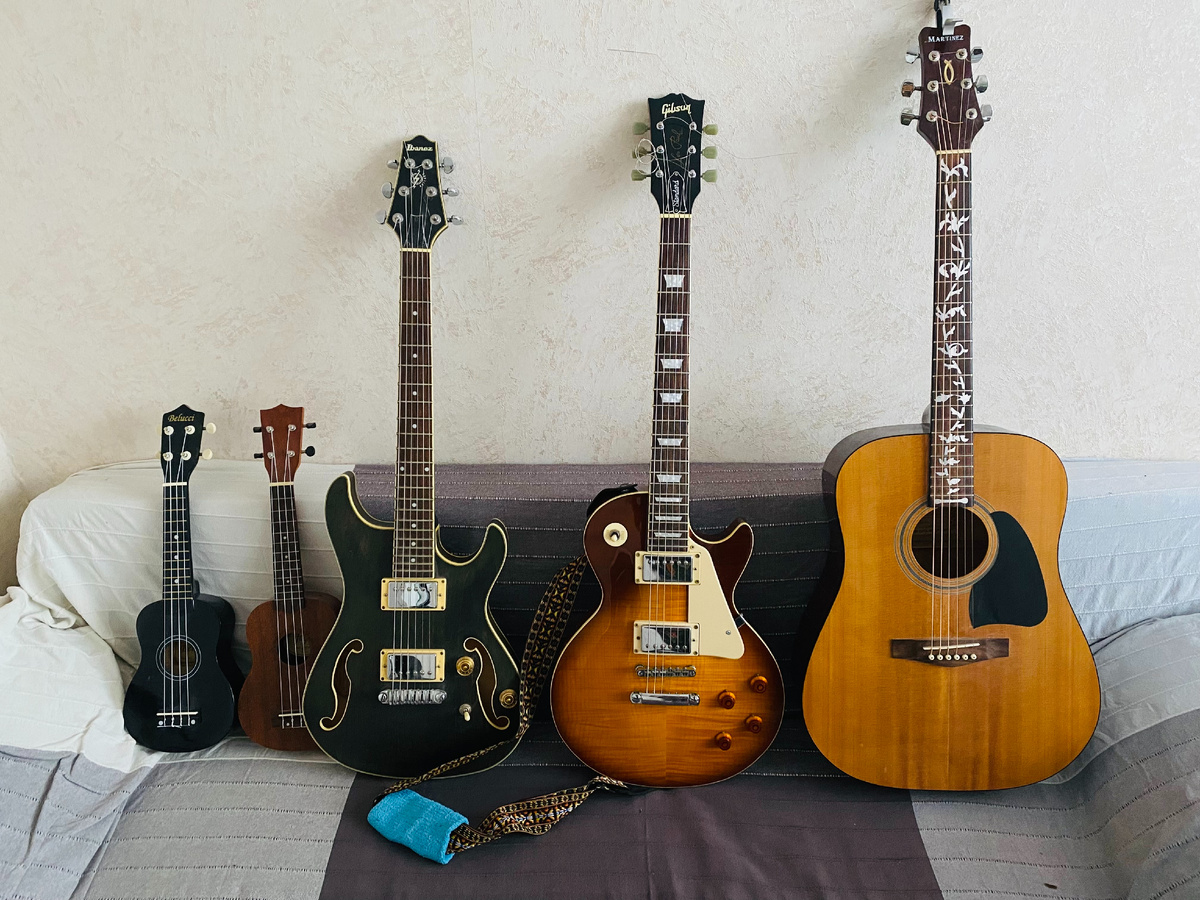 Моя небольшая и красивая домашняя коллекция гитар и гитарят 
