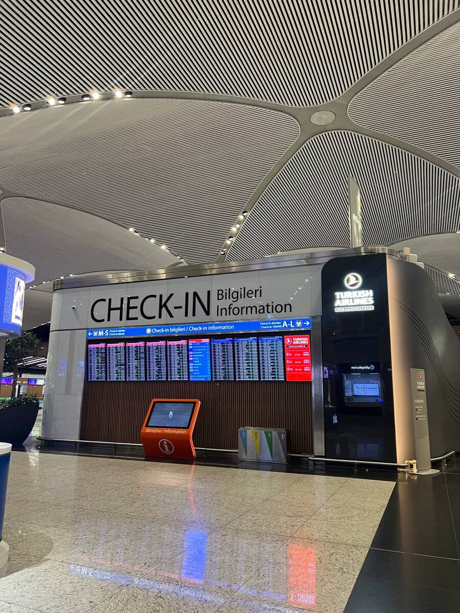 Информационное табло в новом аэропорту Стамбула