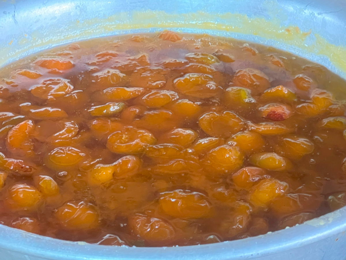 Варим варенье из абрикосов (три способа)