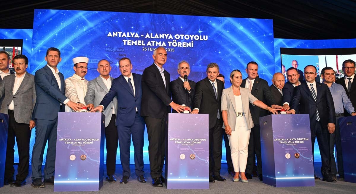 Торжетсвенная церемония закладки фундамента новой автомагистрали. Фото из Интернета. 