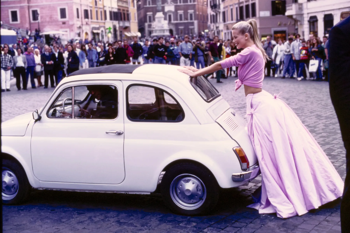      Fiat 500 1967   .     ,     Genny,          Taroni (Atelier Versace). Vogue,  1994 . 