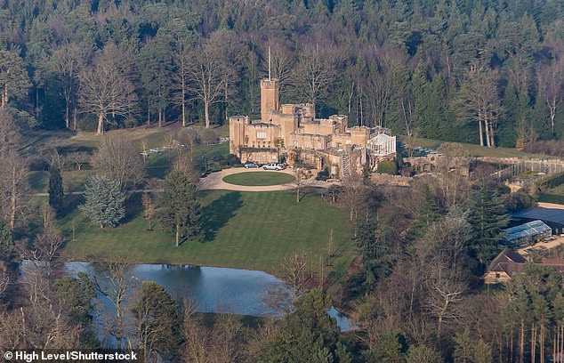 Вид с воздуха на форт Бельведер, бывший дом короля Эдуарда VIII, недалеко от Вирджиния-Уотер, графство Суррей