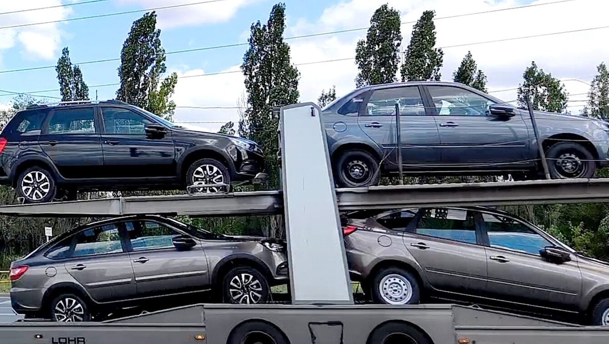    Автовоз с новыми LADA. Фото Avtograd