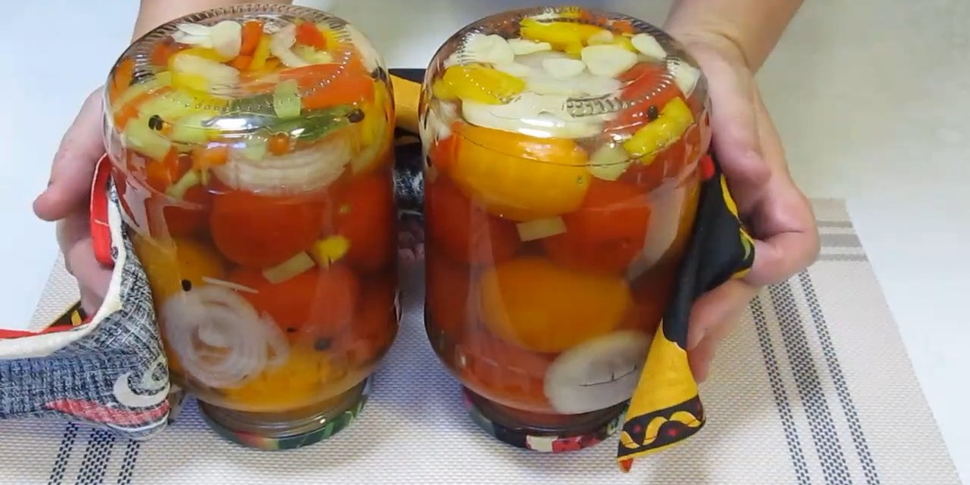 Это наши любимые помидоры на зиму. Вкус невероятный. А говорят не так надо.