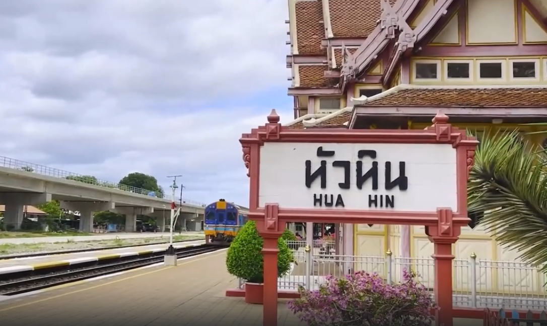 Железнодорожный вокзал построен из дерева в традиционным тайском стиле