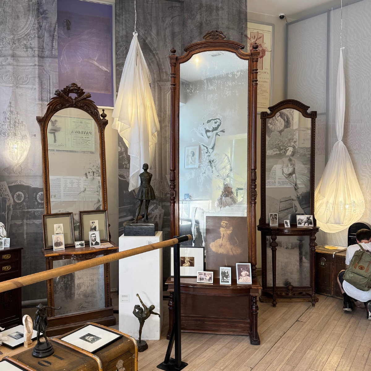 В Зеркальной комнате Анны Павловой 