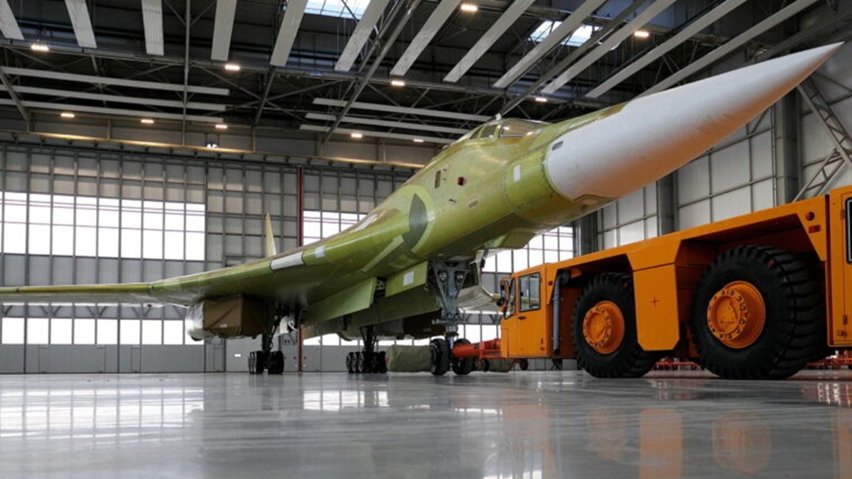 На фотографии: российский новейший бомбардировщик Ту-160М2 «Белый лебедь», способный сбивать «врага» в задней полусфере. Источник фото: https://alternathistory.ru/rossijskie-inzhenery-prevratili-legendarnyj-belyj-lebed-tu-160m2-v-letayushhuyu-krepost/