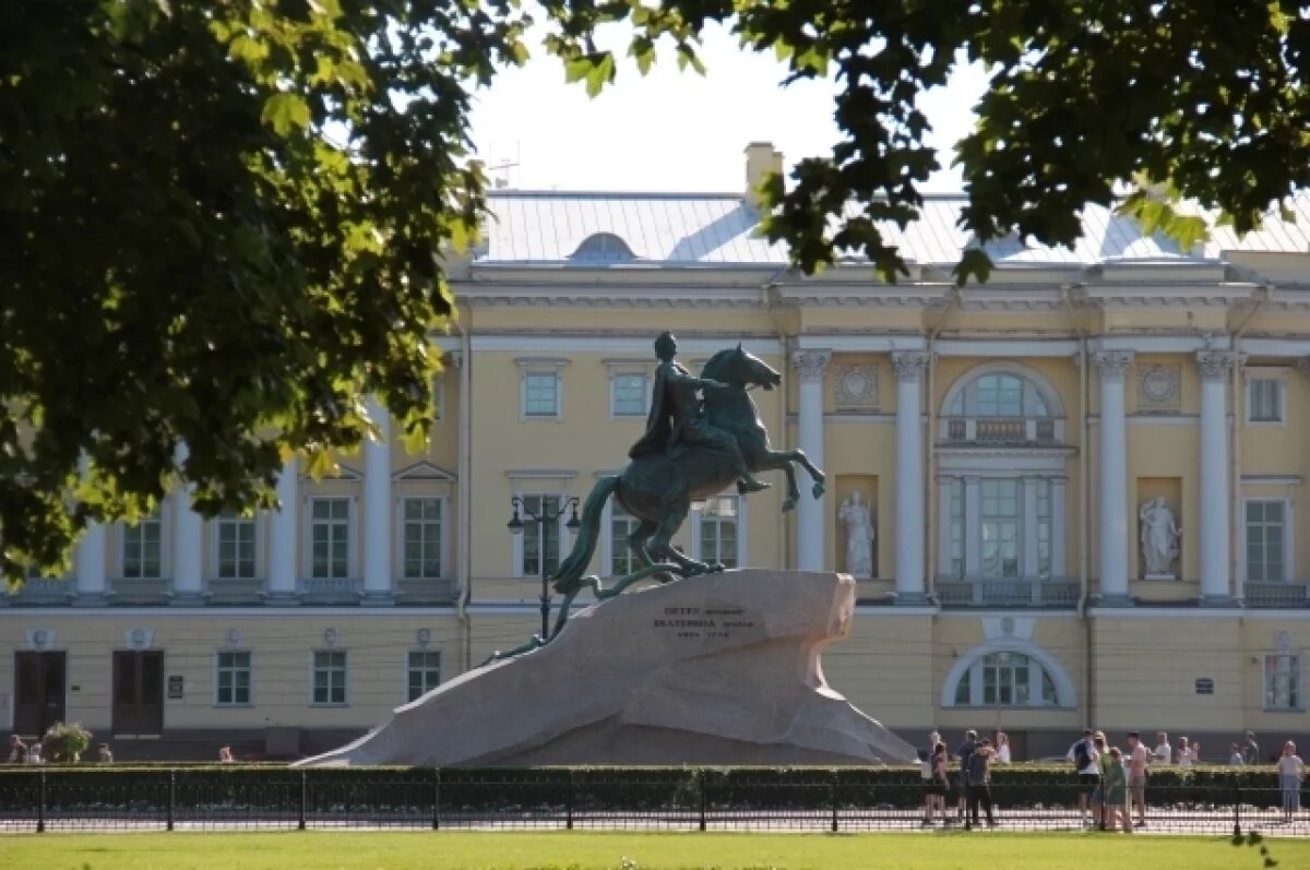    Александр Беглов возложил цветы к монументу Медный всадник в честь Дня ВМФ