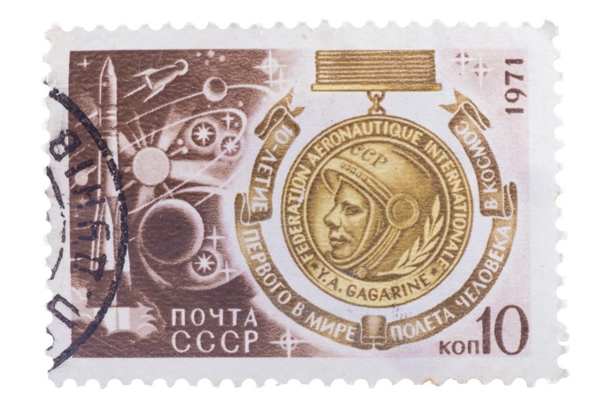 Почтовая марка СССР, посвященная 10-летию первого полета человека в космос. Источник фото: shutterstock.com