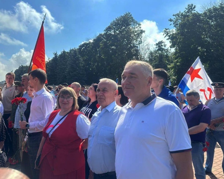     В Курске в день ВМФ возложили цветы у памятника АПРК «Курск»