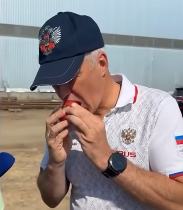    Глава Карелии Артур Парфенчиков в тепличном хозяйстве «Гранд Агро». Фото: Артур Парфенчиков