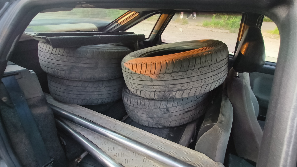 Это я на прошлой неделе перевозил колёса у коллеги с моими порогами