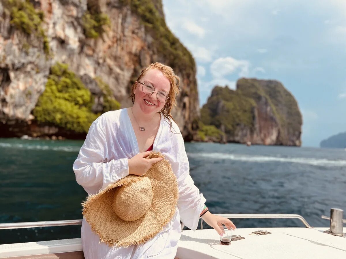    Девушка из России в Таиланде. Море. Фото: АТОР