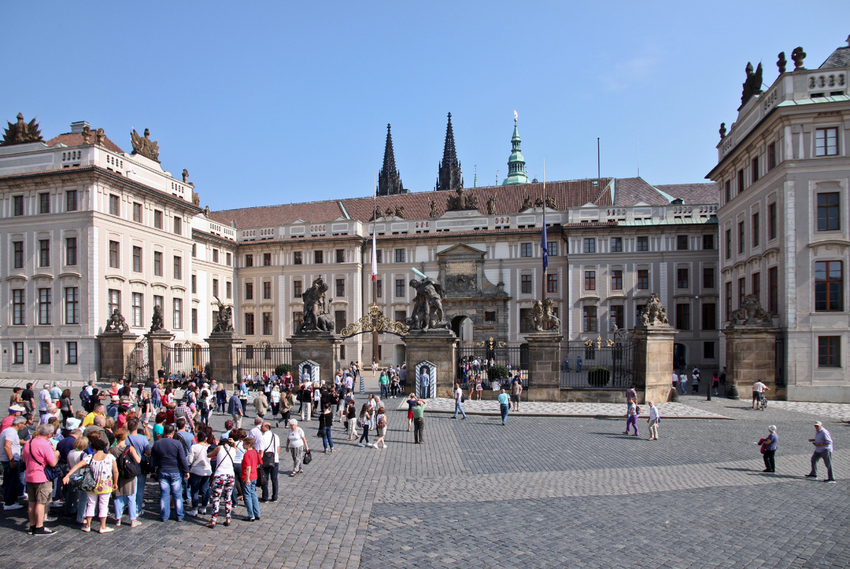 Ворота Титанов, один из входов на территорию Пражского Града - на востоке площади