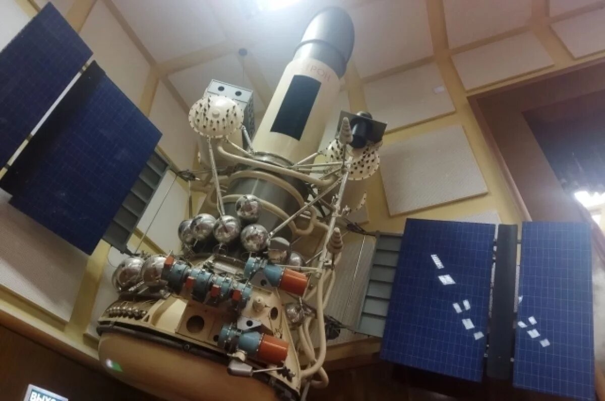    Главное украшение зала Крымской астрофизической обсерватории.