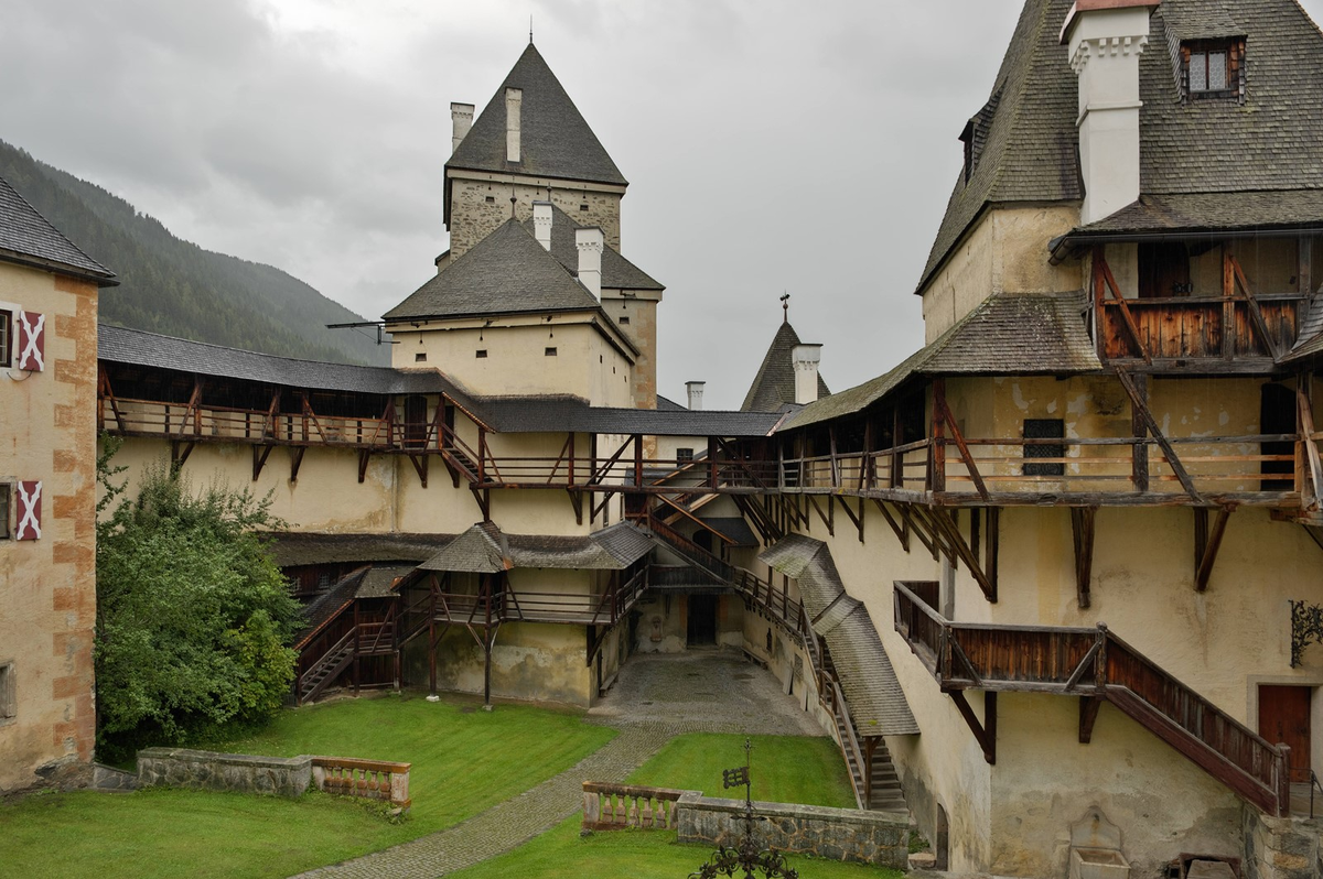 Внутренний двор замка Мошам, фотография 2015 года