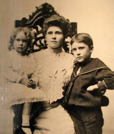 Мэй Белл Митчел с детьми 