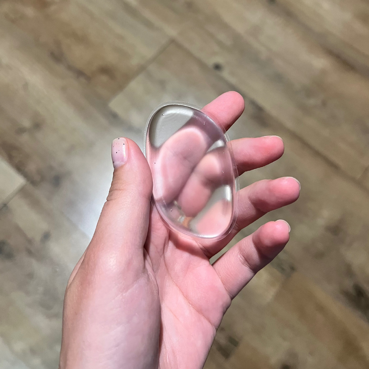 Вот такая силиконовая капля, которую нам предлагают вместо мягких спонжей