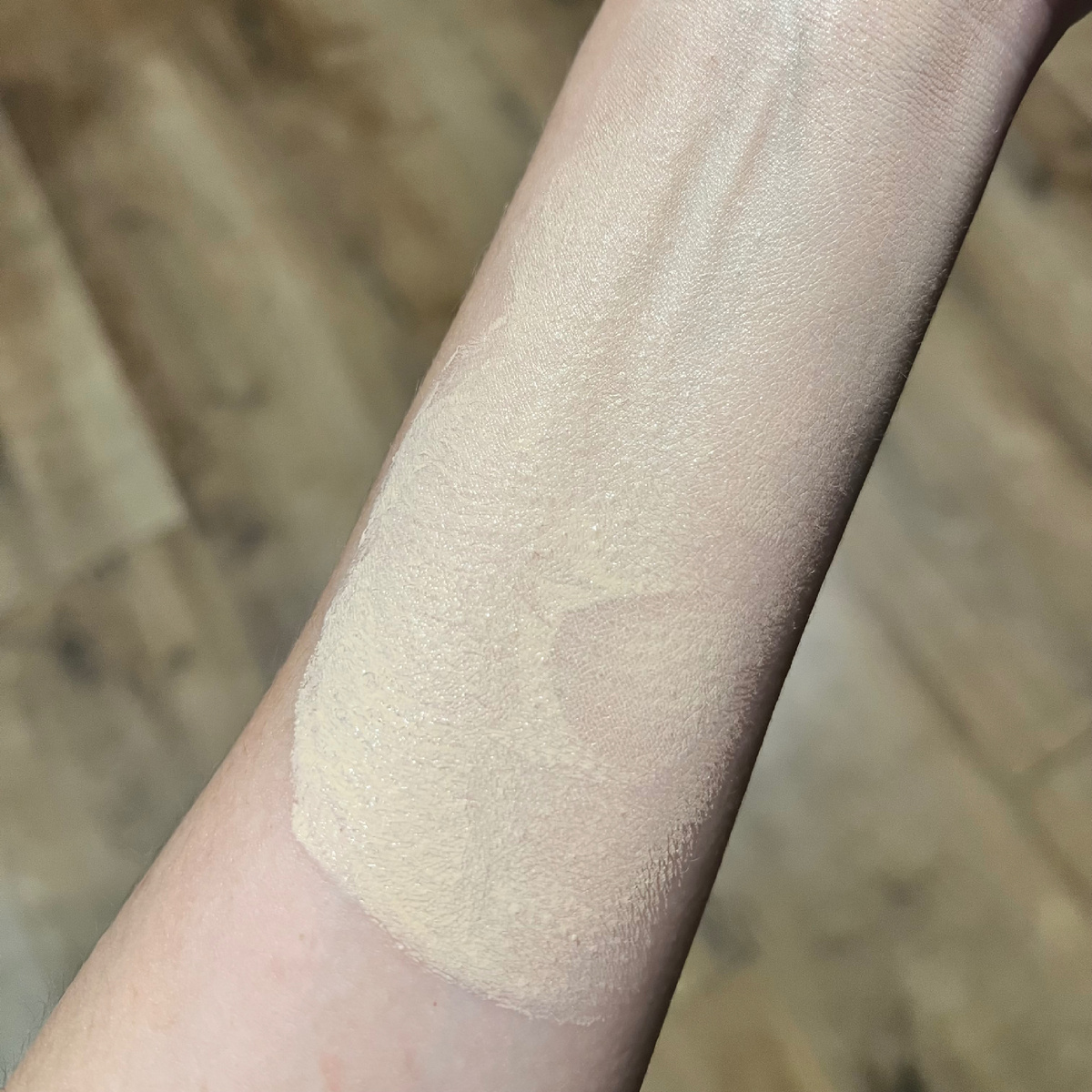 Больше десяти минут вбивала тональник в руку, чтобы получить вот такой результат 