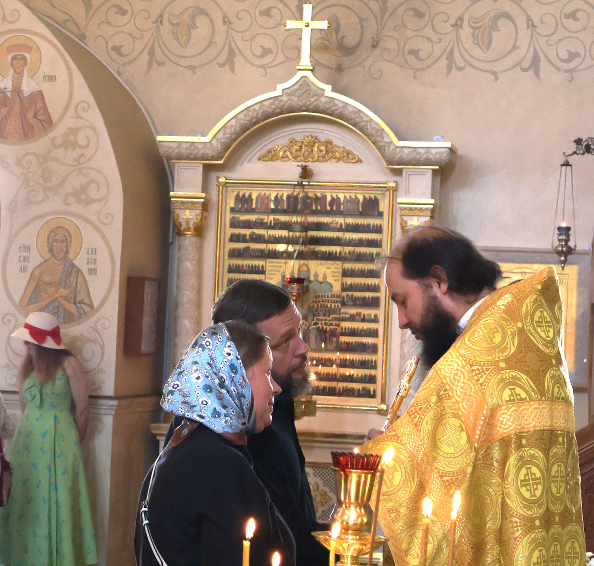 К отцу Анатолию подошли за духовным советом