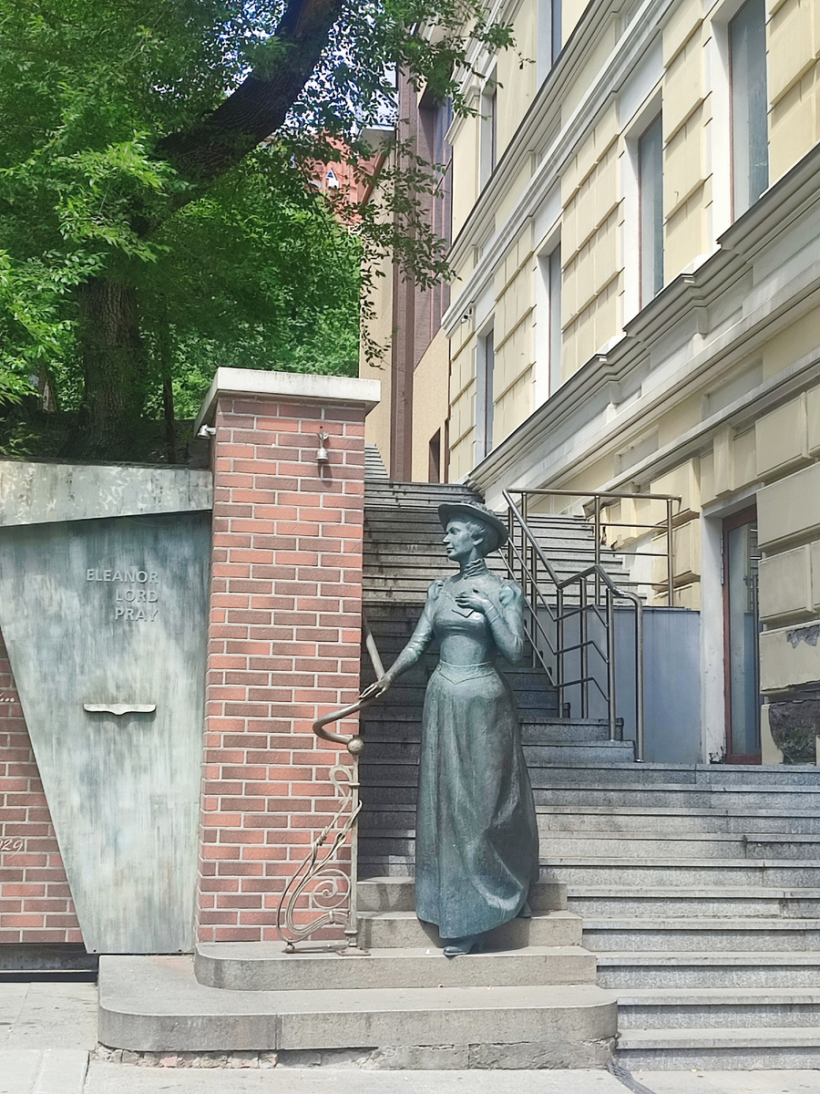 Памятник знаменитой жительнице нашего города Элеоноре Прей. Фото автора.