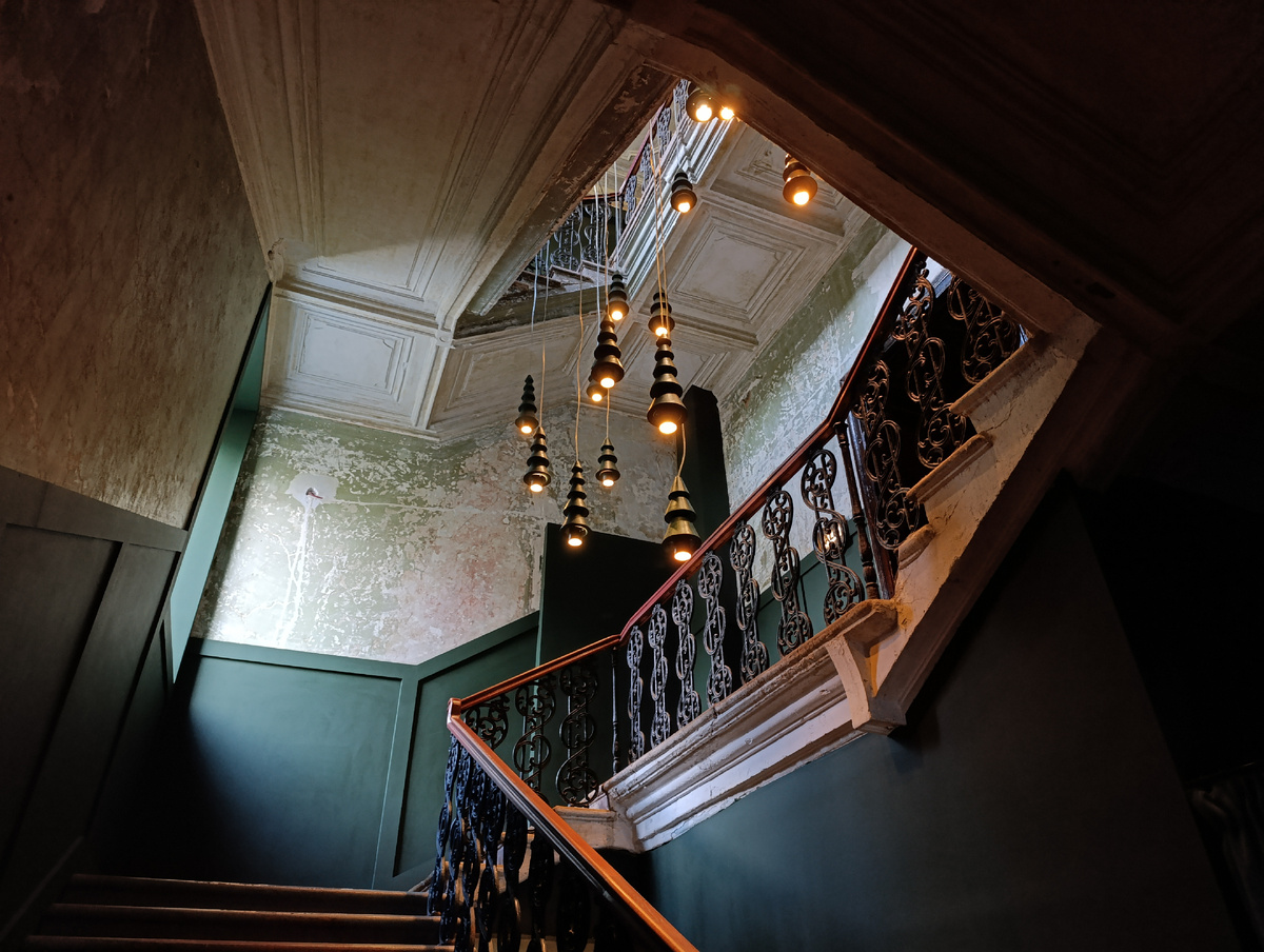 В ресторан ведет вот такая вот красивая лестница