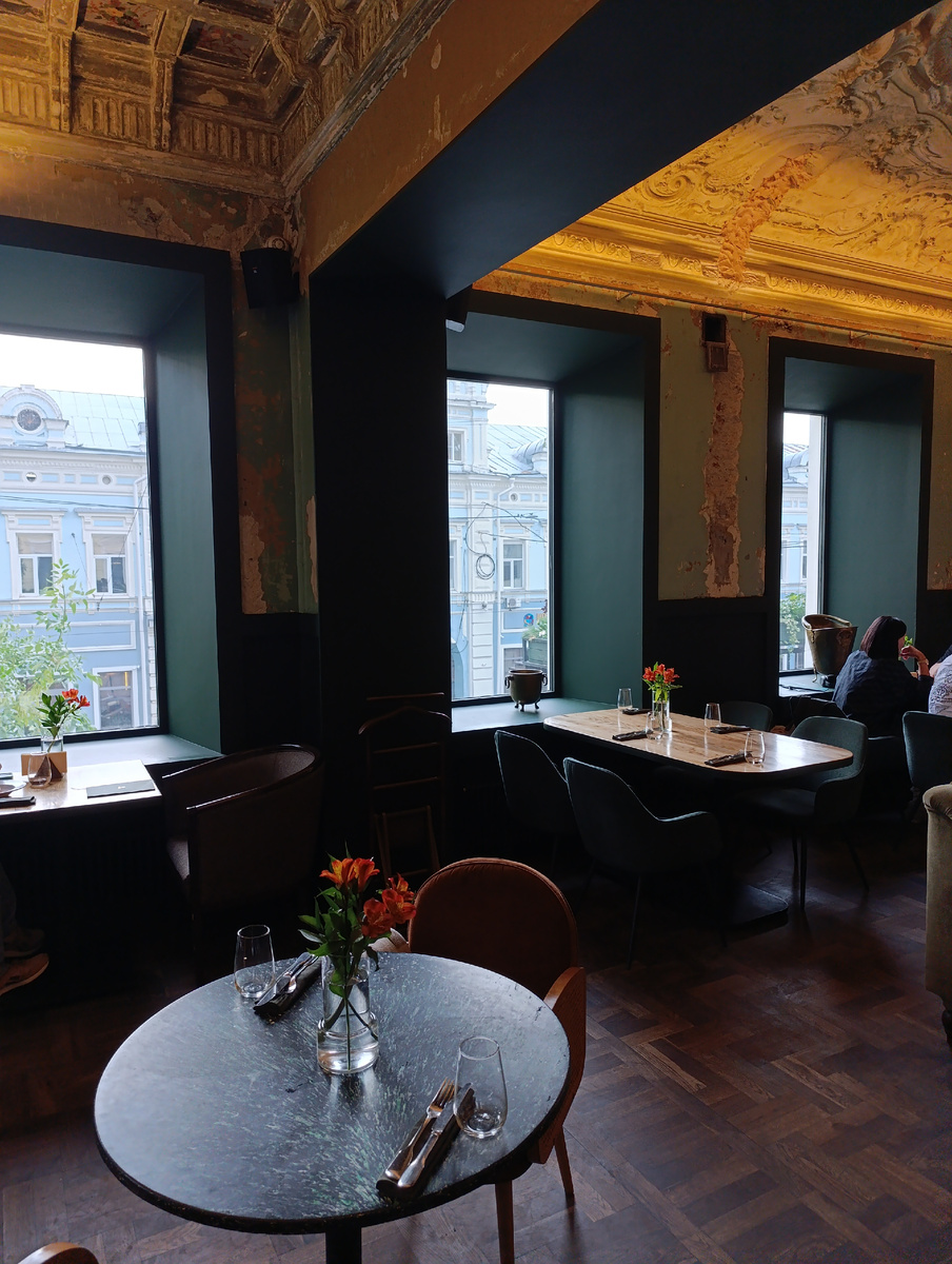 Сочетание старых облезлых стен с новой ровной штукатуркой выглядит очень интересно.