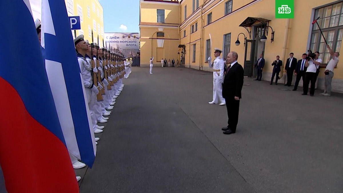    Путин прибыл в Петербург и поздравил военных с Днем ВМФ