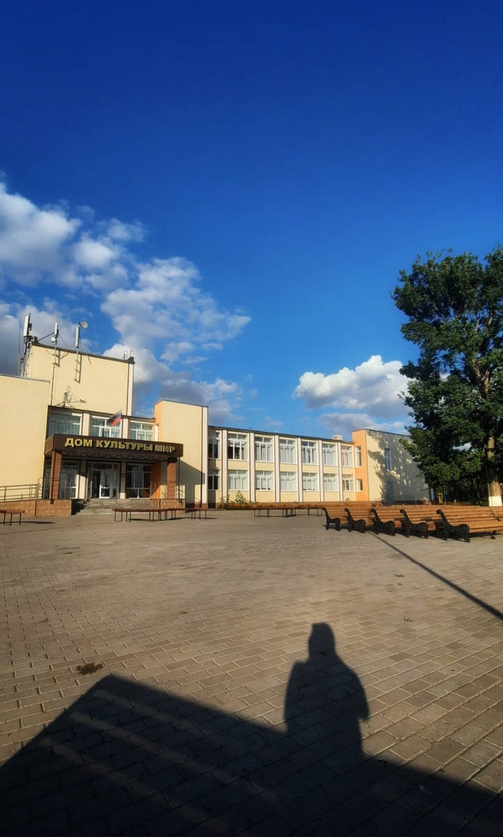 Дом культуры в нашем селе. В субботу ходила на вб, шлёпки свои забирала (в тг хвалилась) и посидела чуть-чуть на лавке, насладилась солнышком 😊