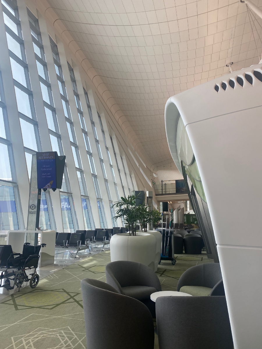 Фото аэропорта Абу-Даби. На этих креслах должна была ждать Лили.