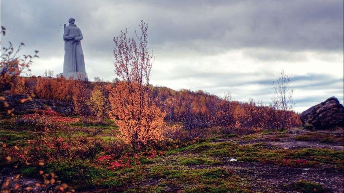Осень, памятник Алеше, Мурманск. Фото из Яндекса. 