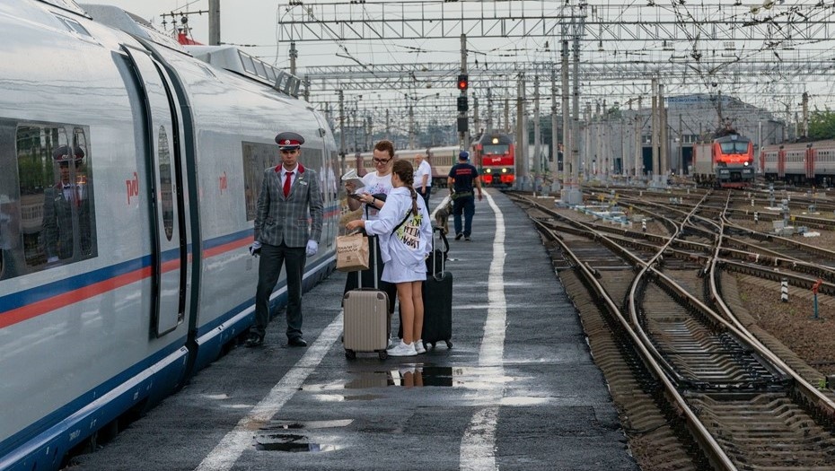    Посадка пассажиров в Сапсан на платформе Московского вокзала. Автор фото: Тихонов Михаил/ДП