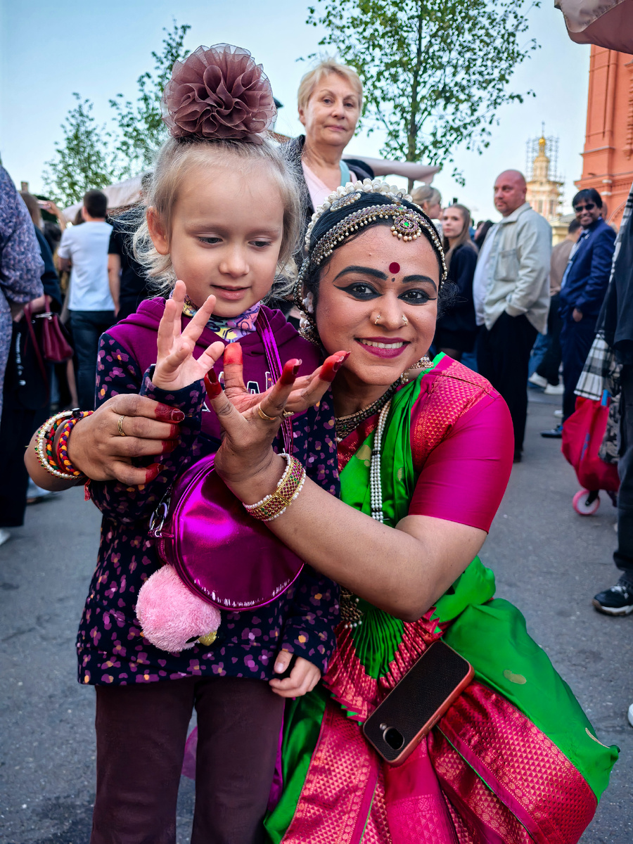 Индийка показывает Нике,  как нужно держать пальцы