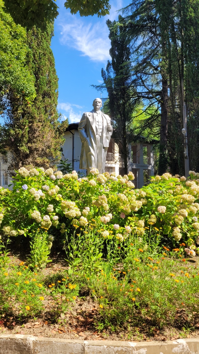 Памятник Ленину на территории