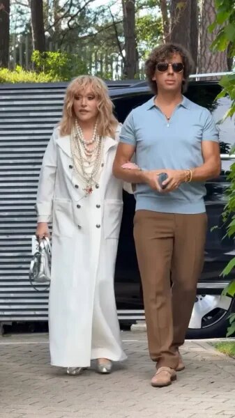    Алла Пугачева с мужем в Юрмале. Фото: КП