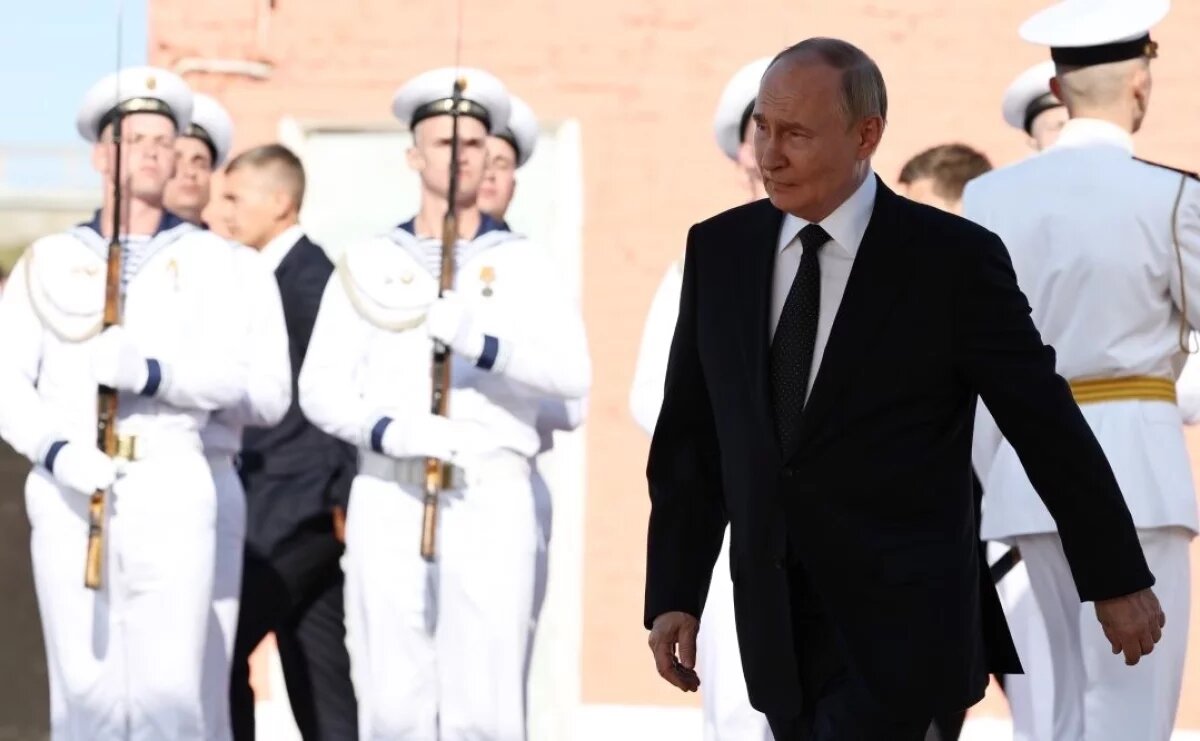    Путин прибыл к зданию Главного Адмиралтейства на патрульном катере